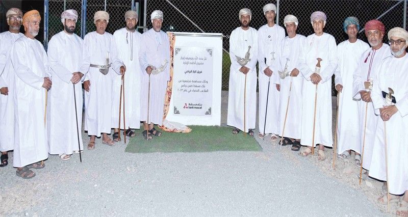بنك مسقط يحتفل بافتتاح مشروع إنارة ملعب فريق الباز بسمائل