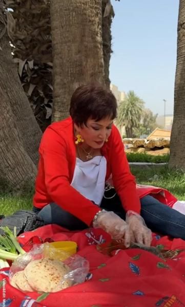 لبلبة تحتفل على طريقتها بشم النسيم في الحدائق العامة بالرنجة والفسيخ