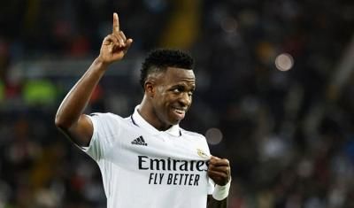 ريال مدريد يجدد عقد فينيسيوس