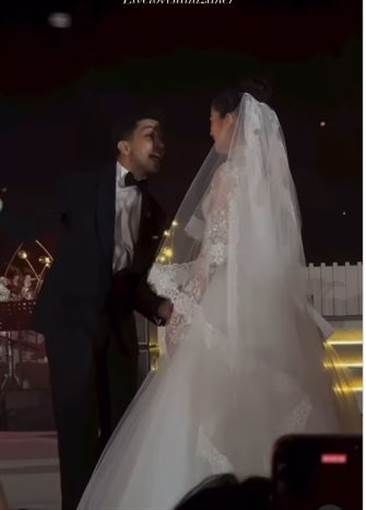 الصور الأولى من حفل زفاف ليلى أحمد زاهر وهشام جمال تحتفل الفنانة ليلى أحمد زاهر بزفافها الآن على الفنان هشام جمال أمام هرم سقارة.واختارت ليلى أحمد زاهر فستانا أ إقرأ المزيد