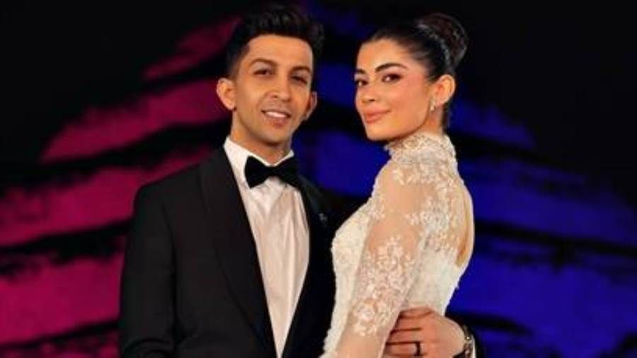 فيديو.. ليلى زاهر في لقطات مؤثرة ترقص مع والدها في حفل زفافها تحتفل الفنانة ليلى أحمد زاهر بزواجها على الفنان هشام جمال الآن في حفل كبير أمام هرم سقارة.وانتشر عبر مواقع ال إقرأ المزيد