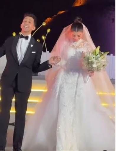 الصور الأولى من حفل زفاف ليلى أحمد زاهر وهشام جمال تحتفل الفنانة ليلى أحمد زاهر بزفافها الآن على الفنان هشام جمال أمام هرم سقارة.واختارت ليلى أحمد زاهر فستانا أ إقرأ المزيد