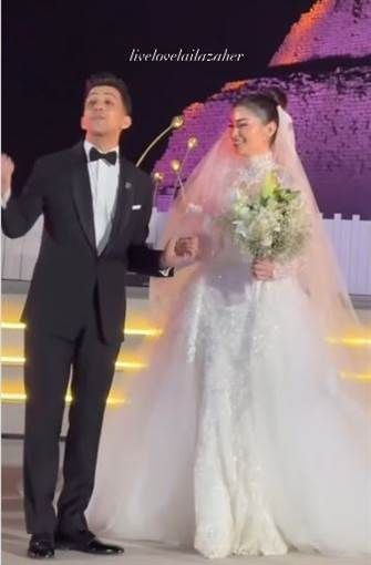 الصور الأولى من حفل زفاف ليلى أحمد زاهر وهشام جمال تحتفل الفنانة ليلى أحمد زاهر بزفافها الآن على الفنان هشام جمال أمام هرم سقارة.واختارت ليلى أحمد زاهر فستانا أ إقرأ المزيد