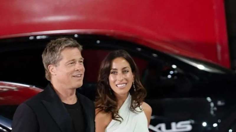 رقم 3.. من هي زوجة براد بيت الجديدة وكم عمرها؟