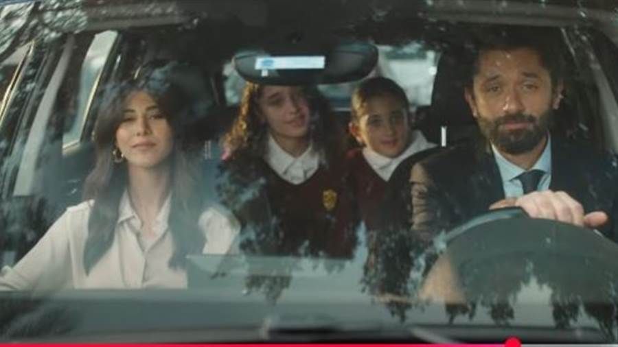 ظهور مفاجئ لبنات كريم محمود عبد العزيز معه في إعلان جديد فاجأ الفنان كريم محمود عبد العزيز جمهوره بظهور ابنتيه كندة وخديجة معه في إعلان جديد لصالح أحد البنوك.ويظه إقرأ المزيد