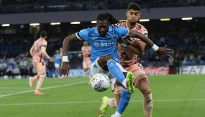 نابولي يقبل هدية روما