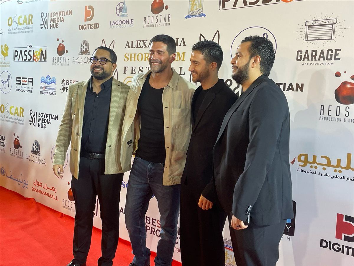 النجوم يتوافدون على السجادة الحمراء لمهرجان الإسكندرية للفيلم القصير