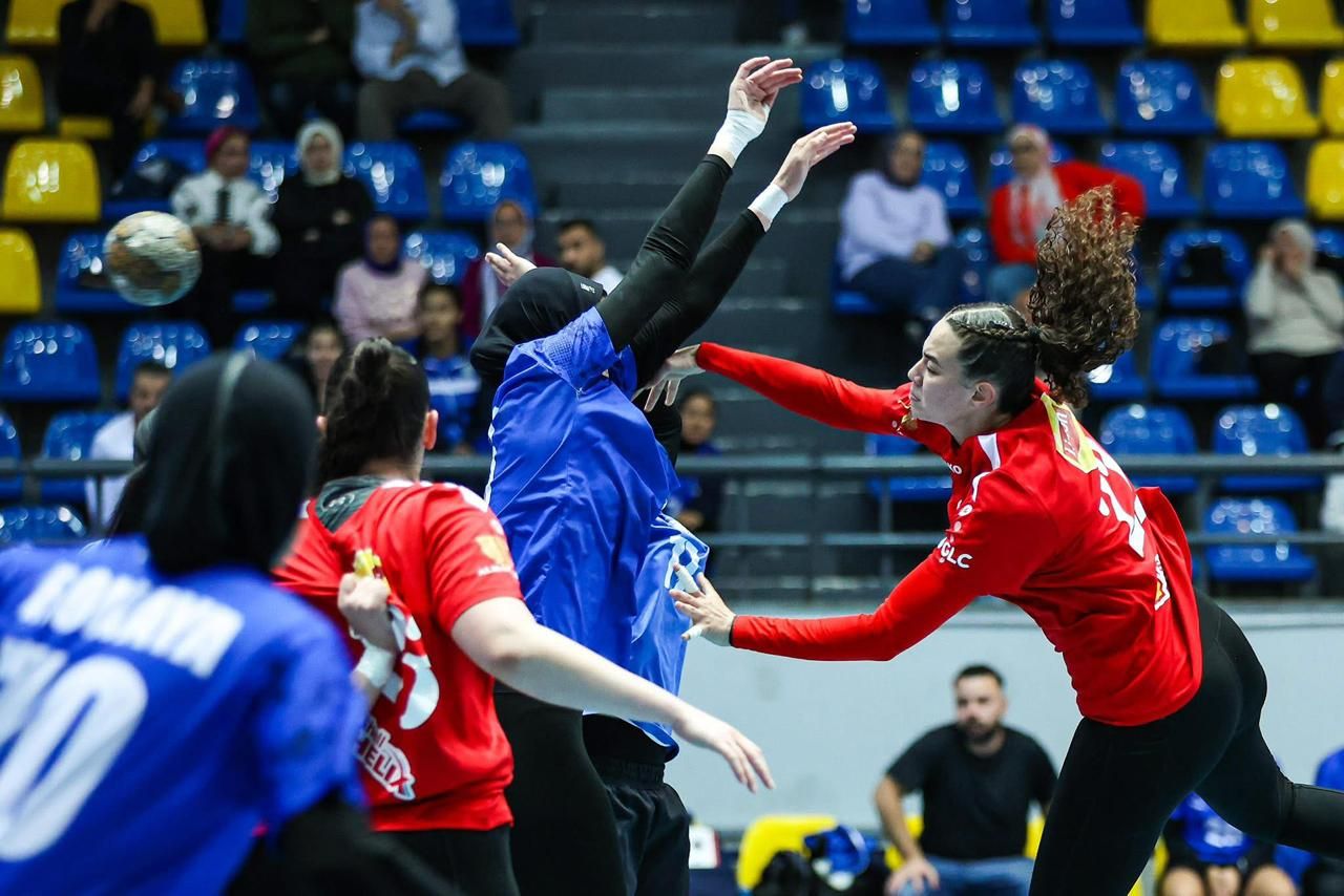 الأهلي يهزم سموحة 25 - 20 ويتوج بلقب كأس مصر لسيدات اليد.. صور