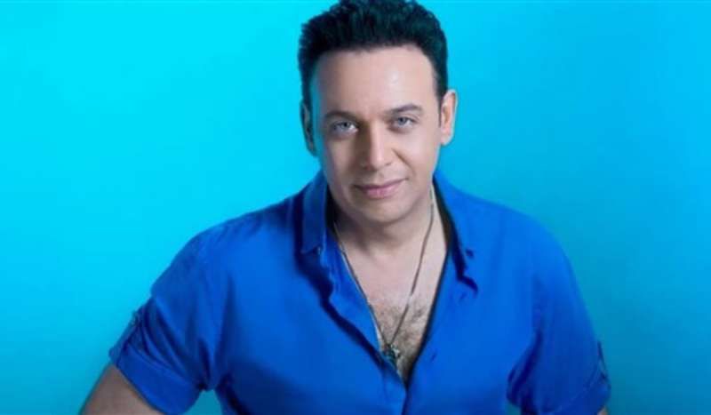 بعد عملية مفاجئة... مصطفى قمر يعتذر للعرايس ويتحدى الألم برسالة مؤثرة