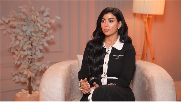 "ملابس النجوم: بين الرضا والانتقاد... تصريحات كارولين عزمي والآخرين عن اختياراتهم في الأزياء"