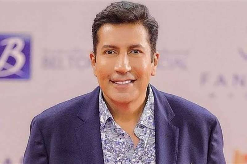 اتفاقية مرتقبة بين الصحفيين والممثلين.. هاني رمزي ينتقد فوضى التغطيات الجنائزية: ”هواتف...