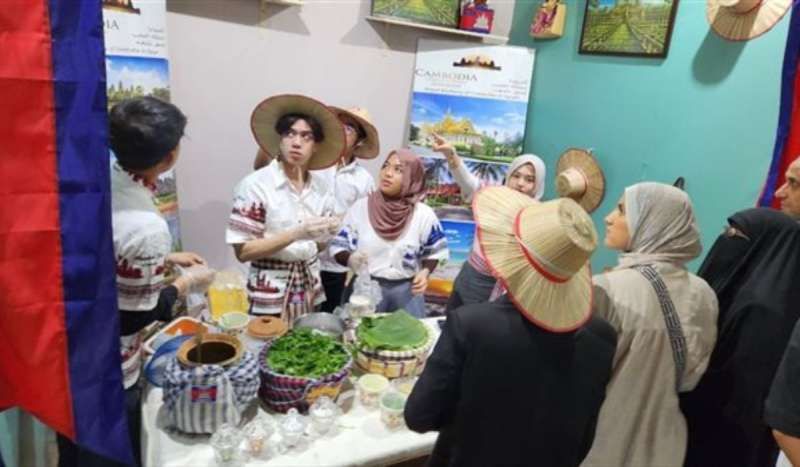 سفير كمبوديا يشيد بمعرض ”ديارنا زهور جميلة” ويشيد مستوى التنظيم والمشاركة الفعالة