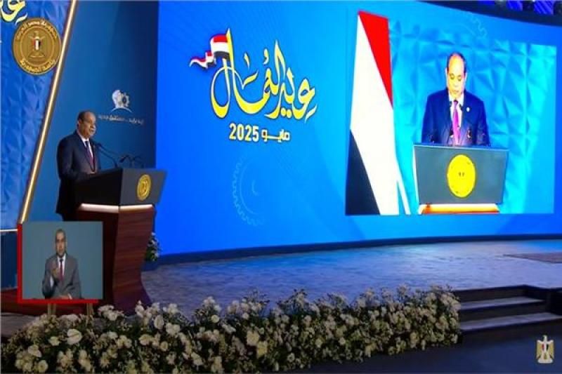 الرئيس السيسي يُكرم حنان بقطر خليل خلال حفل عيد العمل