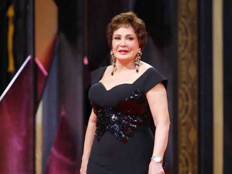 لبلبة خلال تكريمها في مهرجان أسوان تقف حدادًا على رحيل زوج كارول...