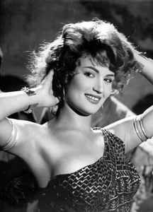 فنانون غيروا أسماءهم من أجل الفن عدد كبير من النجوم غيروا أسماءهم الحقيقية لدخول عالم الشهرة والفن.فمنذ انطلاقتهم في عالم الفن غيروا أسماءهم و إقرأ المزيد