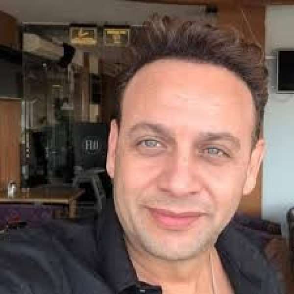 مصطفى قمر يعود بعد أزمة صحية ويطير إلى كندا لعمل حفلة غنائية...