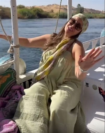 "ضفاف أسوان".. داليا البحيري ترقص على أغنية محمد منير
