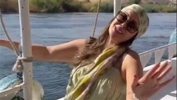 "ضفاف أسوان".. داليا البحيري ترقص على أغنية محمد منير