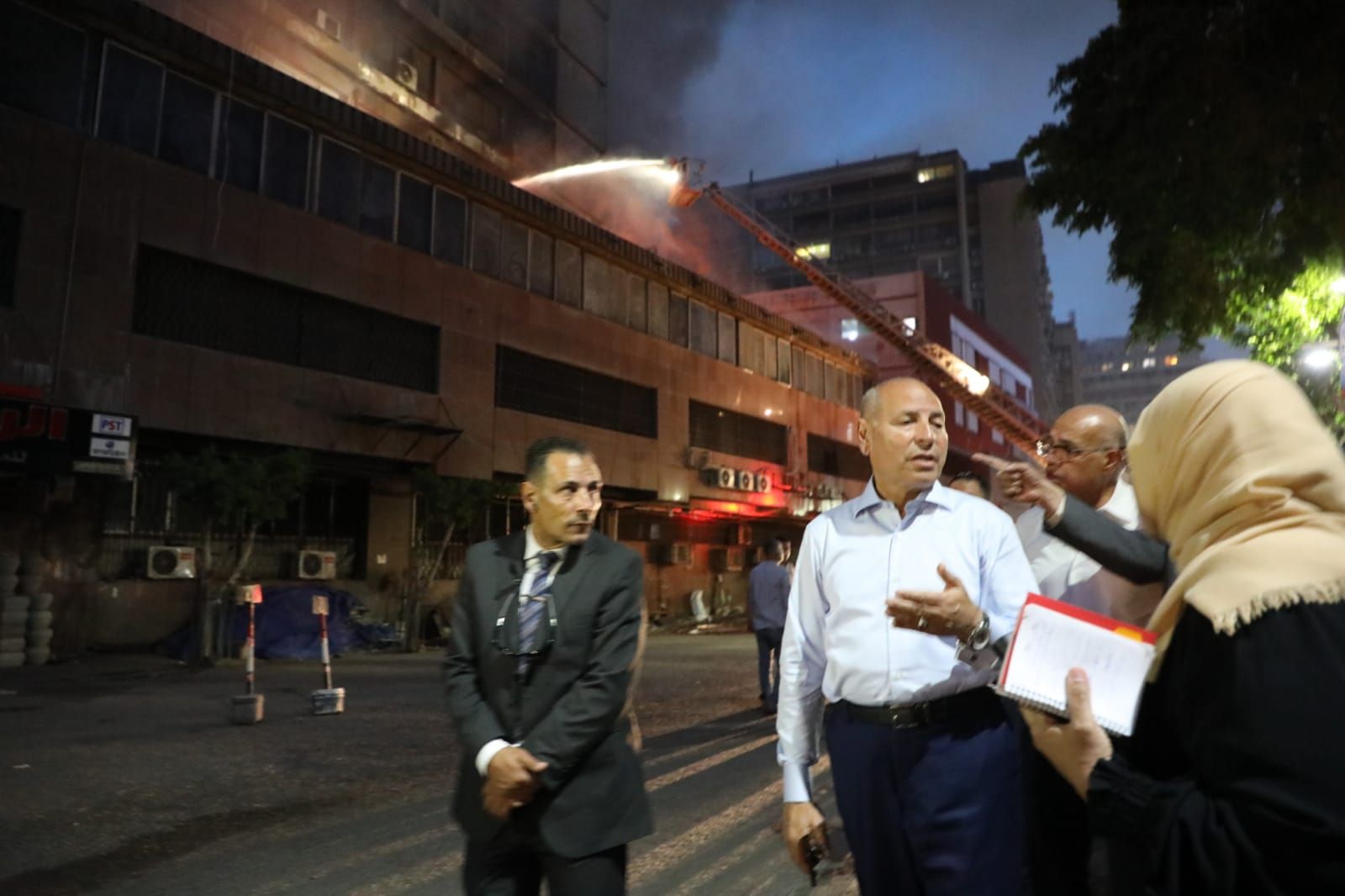 اشتعال الحريق بشركة الأدوية بالأزبكية .. ومحافظ القاهرة يشرف على محاولات الإطفاء