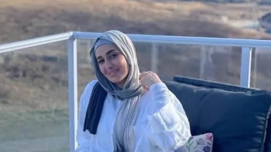 حلا شيحة ترتدي الحجاب مجدداً.. وتستقر مع أبنائها في كندا أظلت الفنانة حلا شيحة مؤخرا من كندا بصورة نشرتها على حسابها الشخصي في إنستغرام وهي ترتدي الحجاب مجددا.ولم إقرأ المزيد