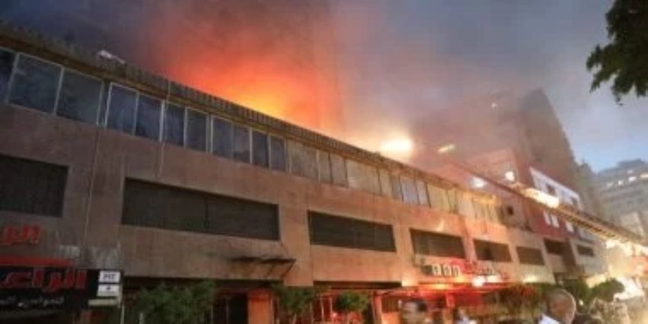 اشتعال الحريق بشركة الأدوية بالأزبكية .. ومحافظ القاهرة يشرف على محاولات الإطفاء