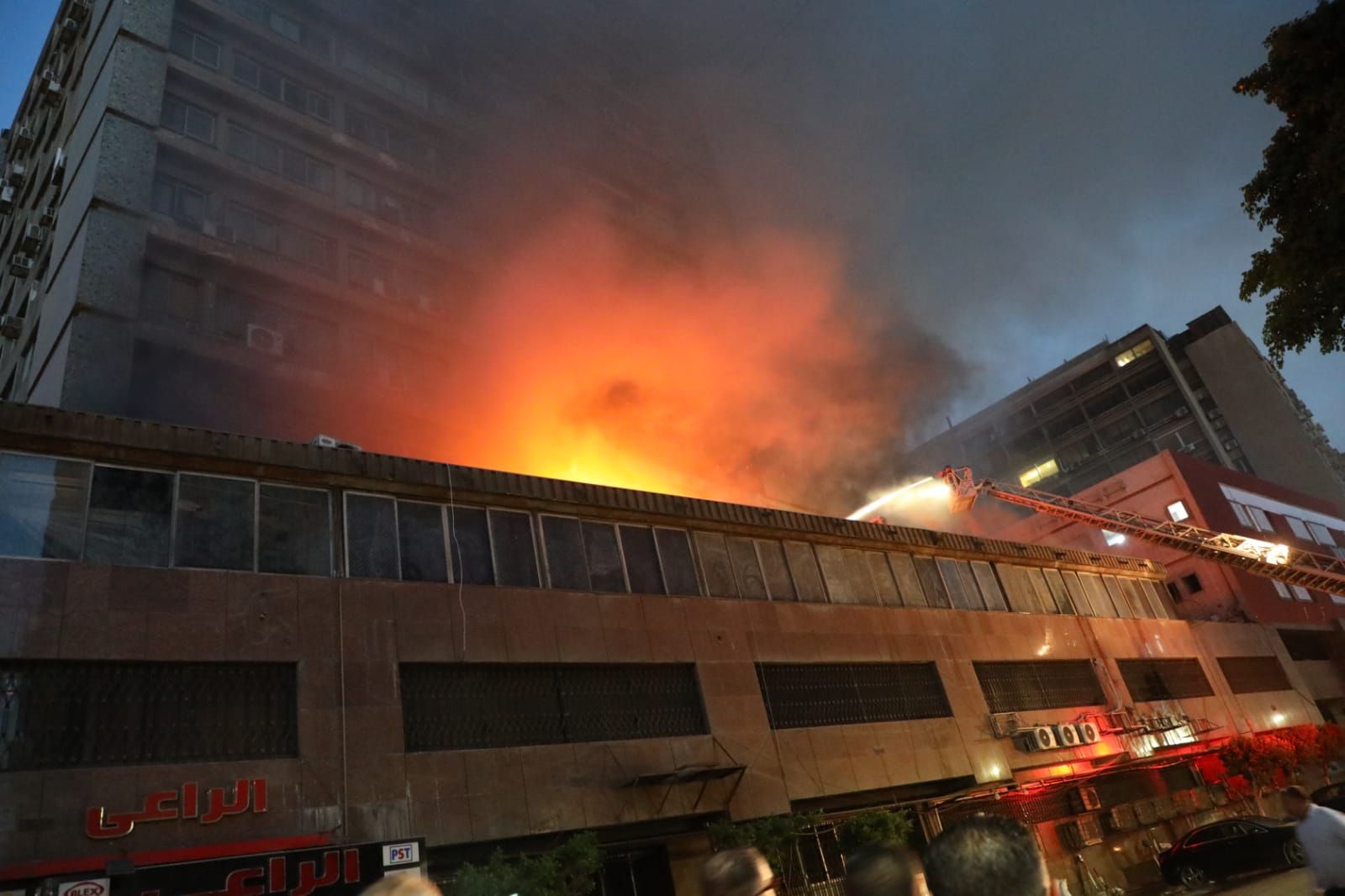 اشتعال الحريق بشركة الأدوية بالأزبكية .. ومحافظ القاهرة يشرف على محاولات الإطفاء