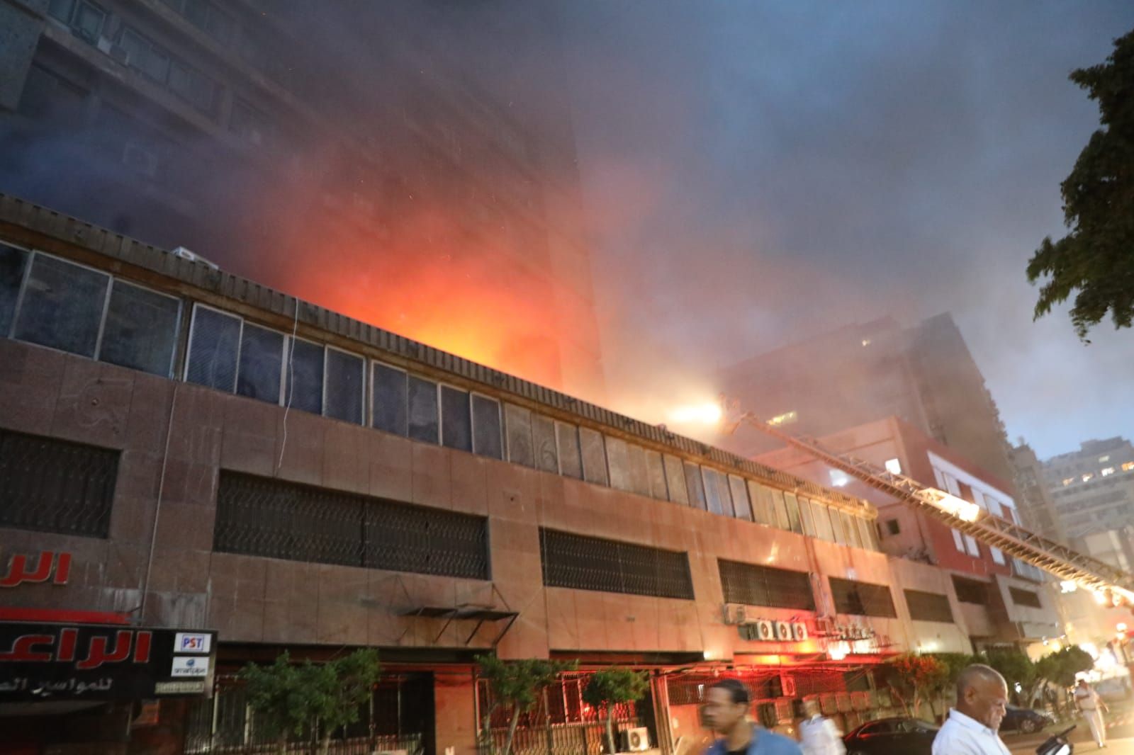 اشتعال الحريق بشركة الأدوية بالأزبكية .. ومحافظ القاهرة يشرف على محاولات الإطفاء