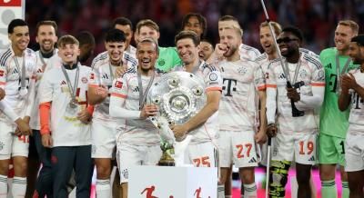 بايرن ميونخ يتسلم درع البوندسليغا