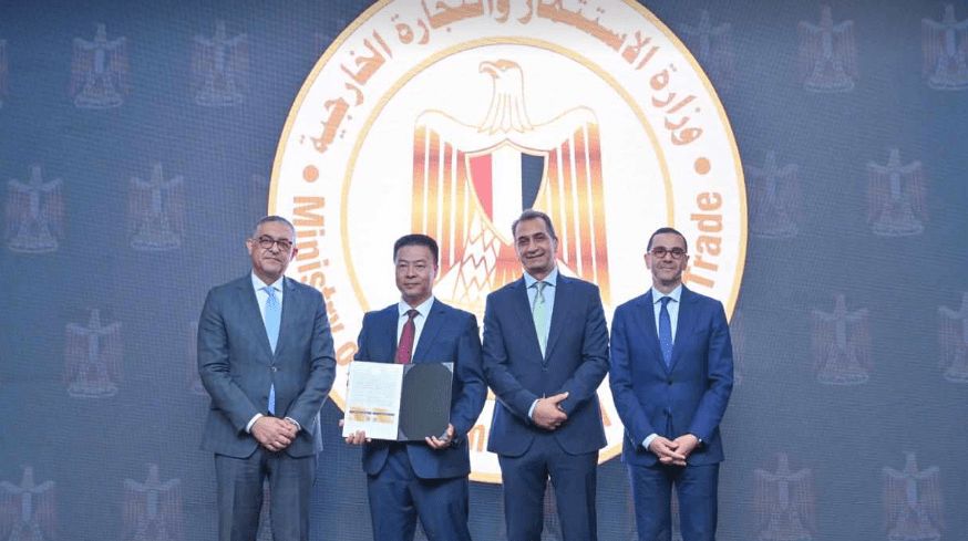 حسن الخطيب يسلم 6 رخص ذهبية جديدة لمشروعات استثمارية