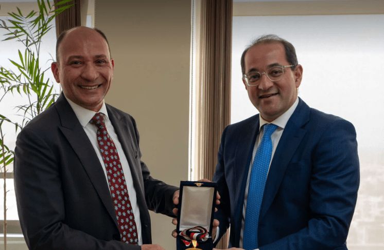 وزير المالية يكرم نائب رئيس مصلحة الضرائب بمناسبة بلوغه سن…