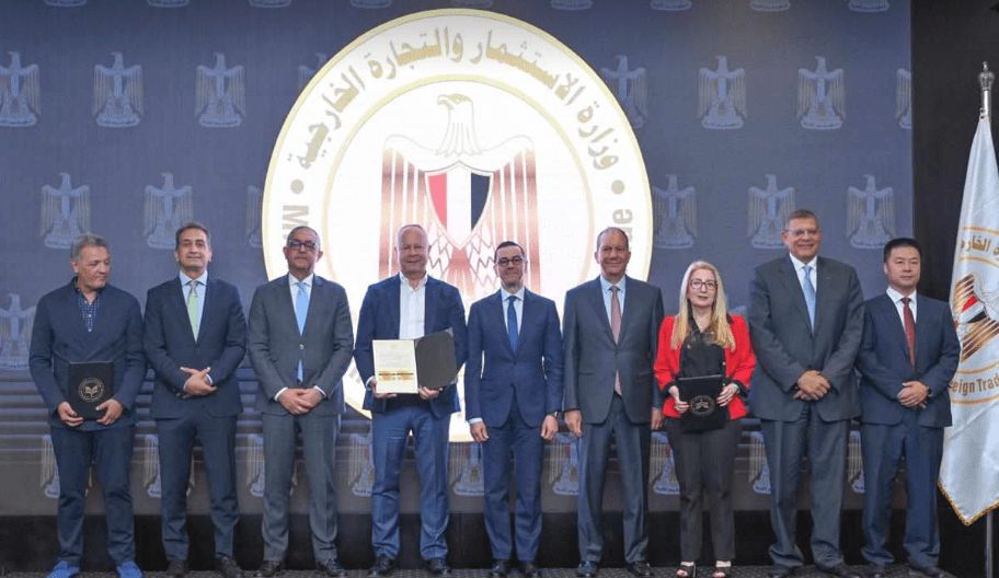 حسن الخطيب يسلم 6 رخص ذهبية جديدة لمشروعات استثمارية