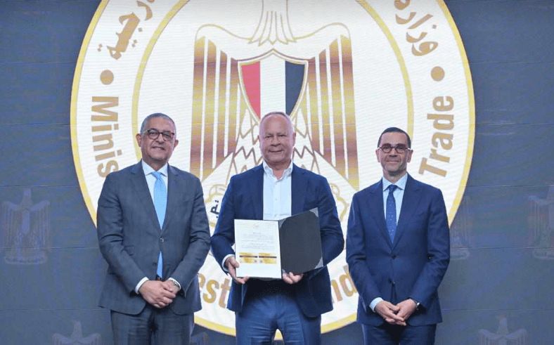 حسن الخطيب يسلم 6 رخص ذهبية جديدة لمشروعات استثمارية