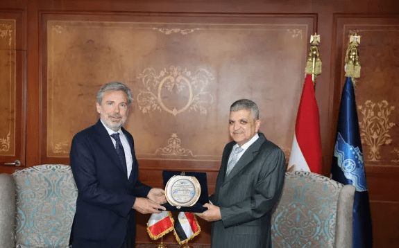 قناة السويس تخفض رسوم عبور سفن الحاويات أكثر من 130 ألف طن…