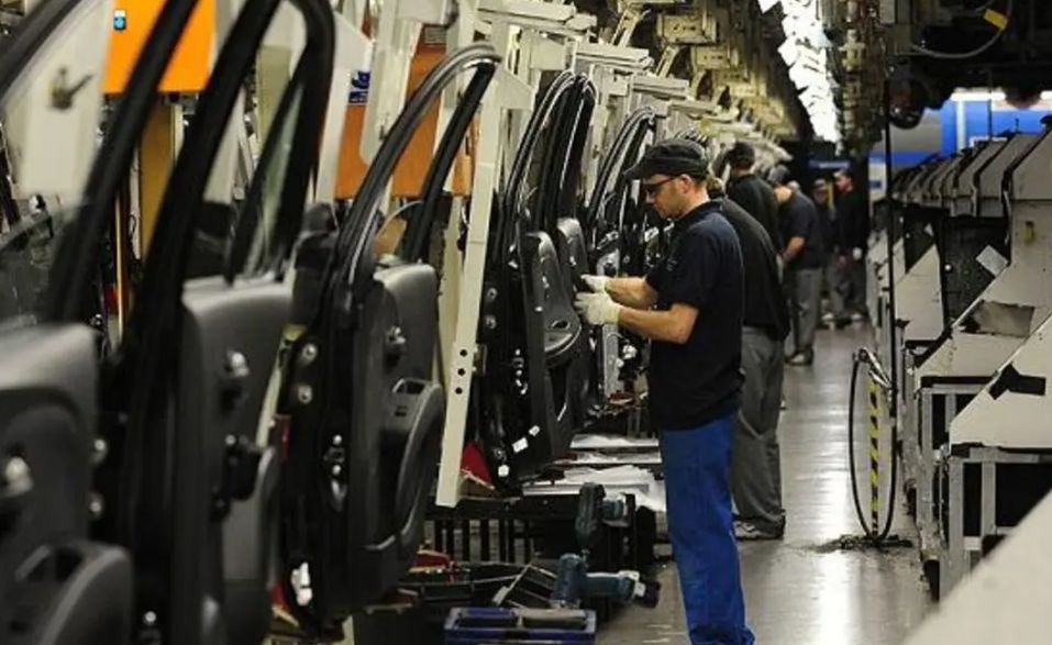 الاقتصاد البريطاني يخالف التوقعات وينمو 0.7% خلال مارس