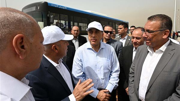رئيس الوزراء يطلع على منظومة تشغيل الأتوبيس الترددي