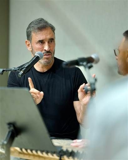 كاظم الساهر يفاجئ جمهوره بـ"نيولوك" فاجأ الفنان كاظم الساهر جمهوره بظهوره بلوك مختلف خلال بروفات حفله.نشر كاظم الساهر عبر حسابه على Instagram صور إقرأ المزيد