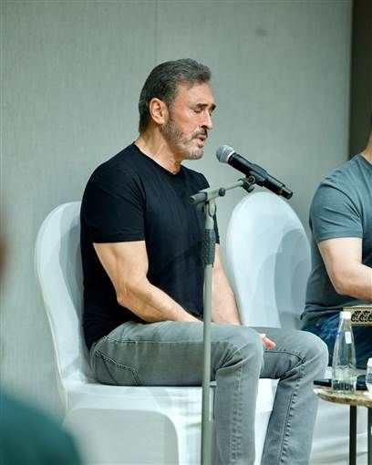 كاظم الساهر يفاجئ جمهوره بـ"نيولوك" فاجأ الفنان كاظم الساهر جمهوره بظهوره بلوك مختلف خلال بروفات حفله.نشر كاظم الساهر عبر حسابه على Instagram صور إقرأ المزيد