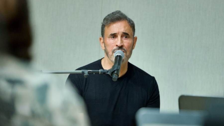 كاظم الساهر يفاجئ جمهوره بـ"نيولوك" فاجأ الفنان كاظم الساهر جمهوره بظهوره بلوك مختلف خلال بروفات حفله.نشر كاظم الساهر عبر حسابه على Instagram صور إقرأ المزيد