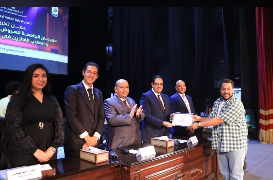 عبد الصادق:المسرح الجامعي أداة تربوية فعّالة تسهم في صقل شخصية الطلاب