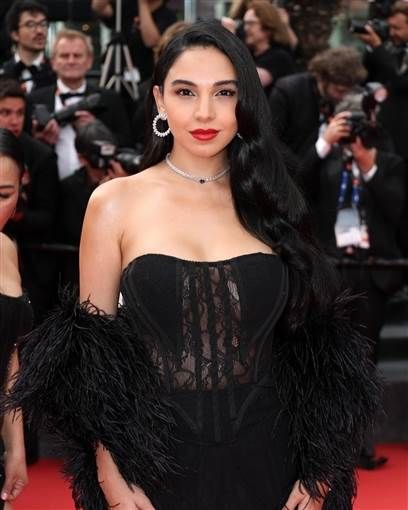 سلمى أبو ضيف تتألق بفستان أسود من الدانتيل في مهرجان كان ظهرت الفنانة سلمى أبو ضيف على السجادة الحمراء للدورة الـ78 من مهرجان كان السينمائي.وفي ثاني ظهور لها في فعالي إقرأ المزيد