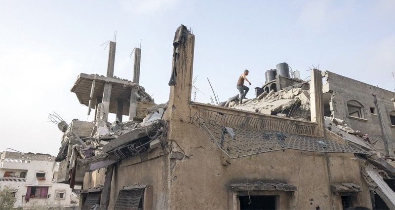 إسرائيل تواصل استهداف خيام النازحين بغزة وتحاصر المستشفى الأندونيسي