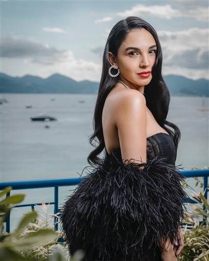 سلمى أبو ضيف تتألق بفستان أسود من الدانتيل في مهرجان كان ظهرت الفنانة سلمى أبو ضيف على السجادة الحمراء للدورة الـ78 من مهرجان كان السينمائي.وفي ثاني ظهور لها في فعالي إقرأ المزيد