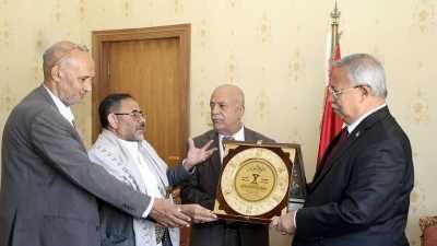 أخبار اليمن : بن حبتور يتسلم درع "فلسطين قضية الأمة المركزية"