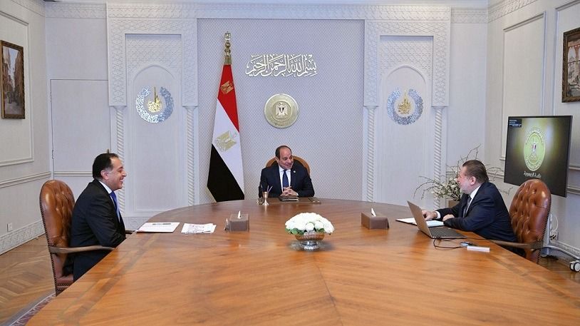 عاجل.. الرئيس السيسي يجتمع مع رئيس الوزراء ومحافظ البنك…