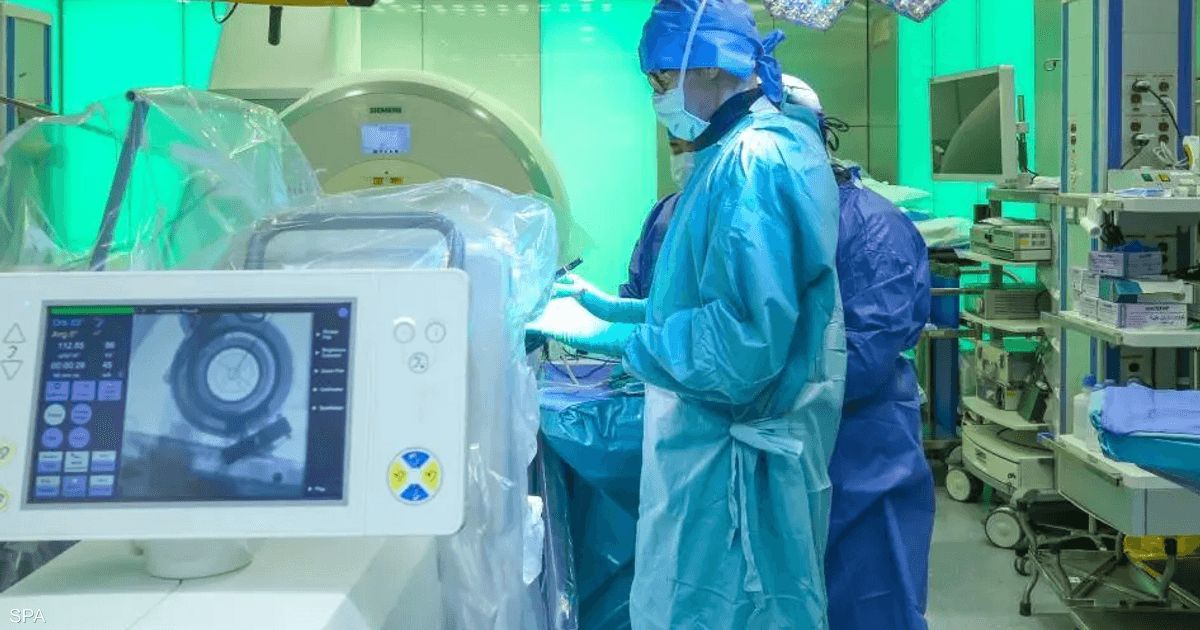 العالم اليوم - مستشفى سعودي يزرع أول جهاز ذكي داخل الدماغ