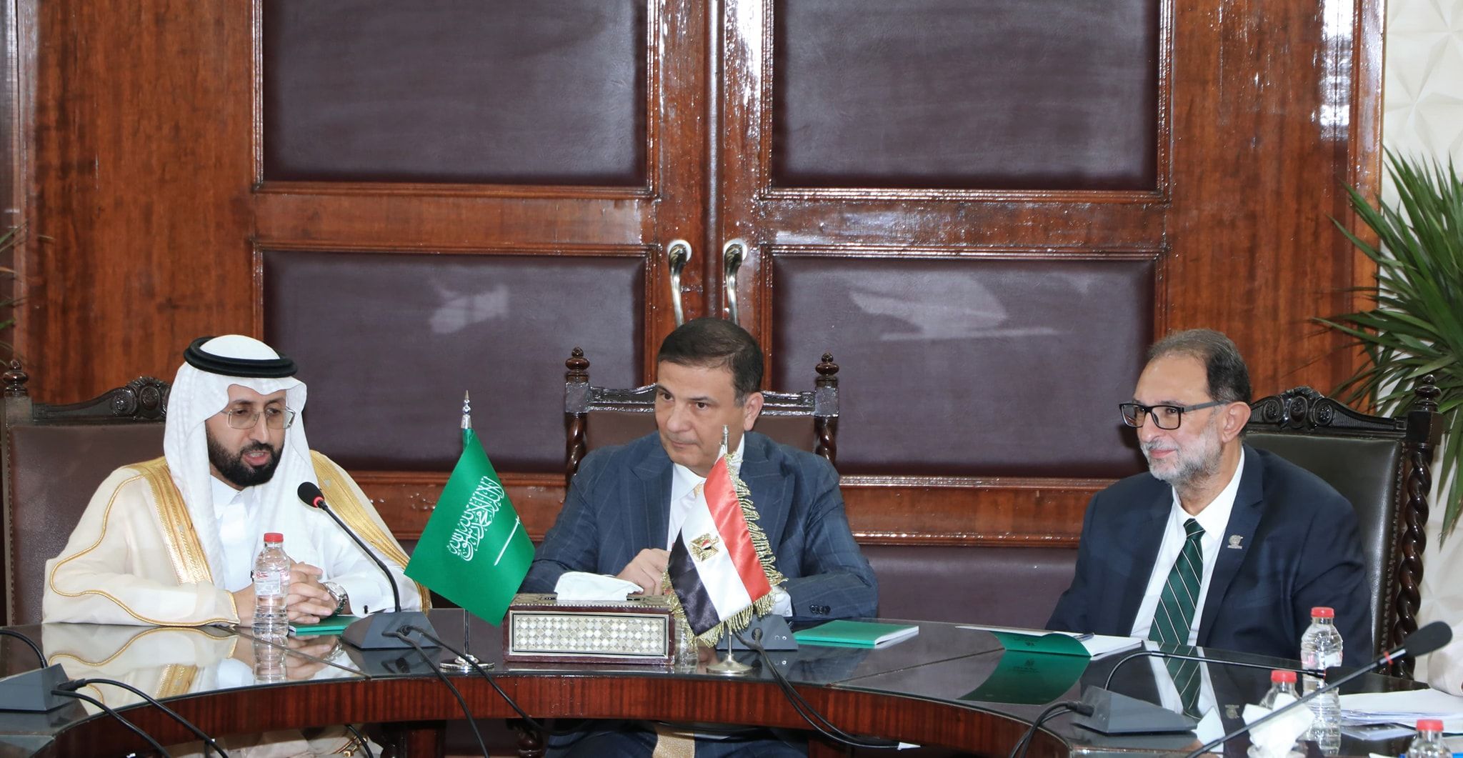 وزير الزراعة يبحث مع الرئيس التنفيذي لهيئة الغذاء والدواء…