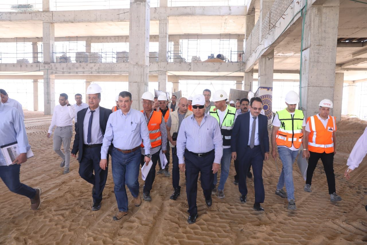 كامل الوزير يتفقد الخط الثاني للقطار الكهربائي السريع من…