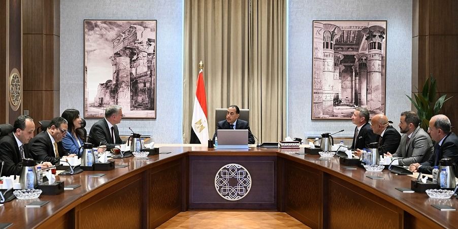 رئيس الوزراء يطالب إكسون موبيل بخطة واضحة لبدء الإنتاج من…