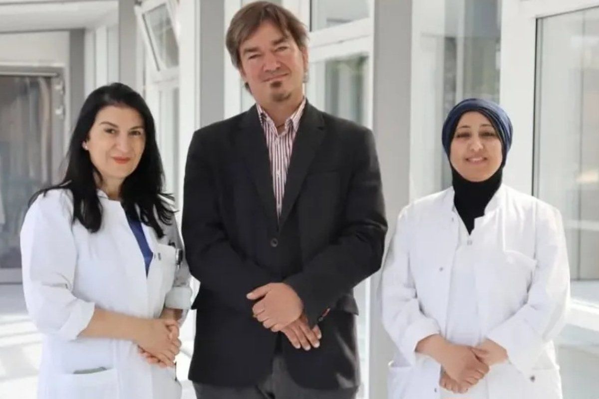 إنجاز طبي مشرف: يمنية تتقلد منصبًا قياديًا في أحد أكبر مستشفيات ألمانيا