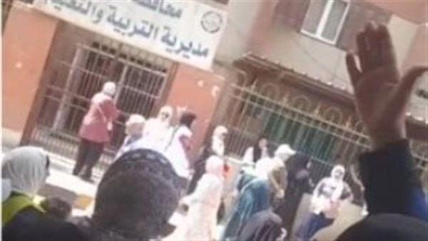 المدارس تبعد ساعات عن السكن.. أولياء الأمور بالجيزة يطالبون بتسكين أولادهم داخل نطاقهم السكني